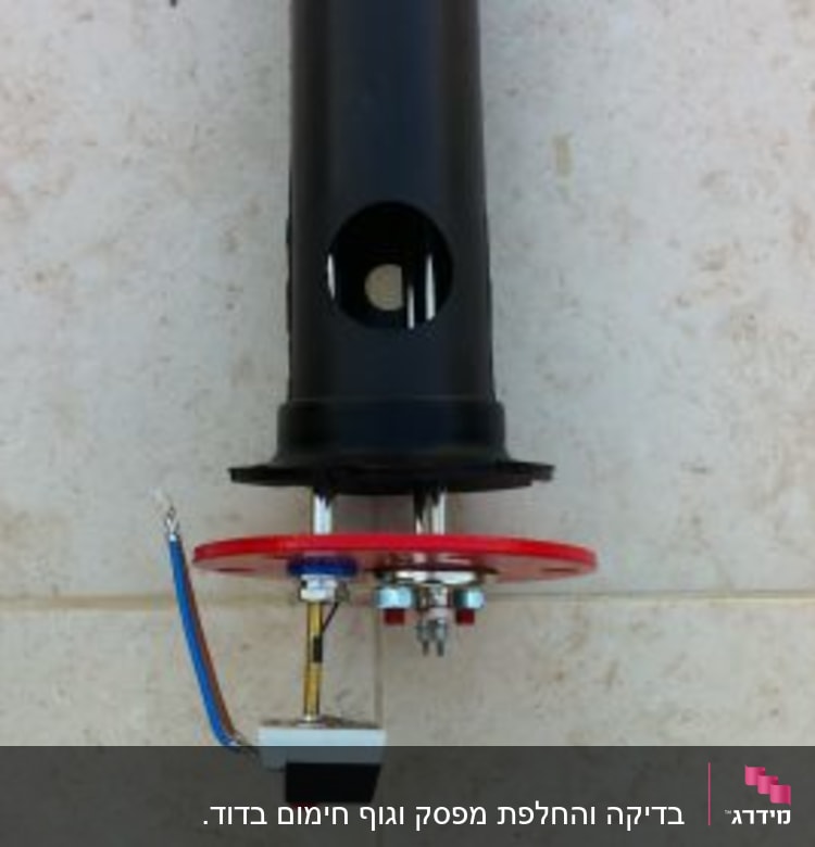 רכיב חשמלי עם חוטים צבעוניים ומחבר מתכת
